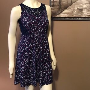 Patterned dress with lace neckline